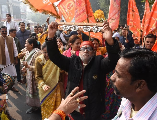 कपूरथला साईं मंदिर से महानगर के बीच निकाली गई चरण पादुका यात्रा में झूमते भक्त।