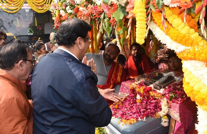 कपूरथला साईं मंदिर से महानगर के बीच निकाली गई चरण पादुका यात्रा में झूमते भक्त।