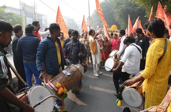 कपूरथला साईं मंदिर से महानगर के बीच निकाली गई चरण पादुका यात्रा में झूमते भक्त।