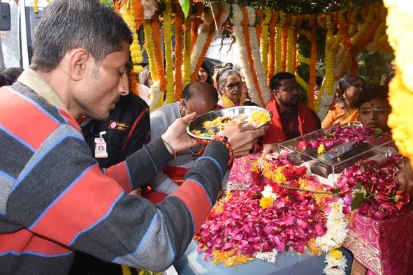कपूरथला साईं मंदिर से महानगर के बीच निकाली गई चरण पादुका यात्रा में झूमते भक्त।