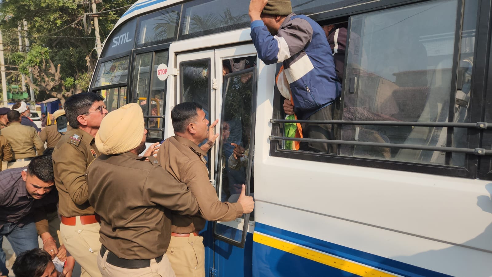 कुरुक्षेत्र। पुलिस के हटाने की कोशिश करने पर सड़क पर लेटे प्रदर्शनकारी। संवाद कुरुक्षेत्र। पुलिस के हटाने की कोशिश करने पर सड़क पर लेटे प्रदर्शनकारी। संवाद