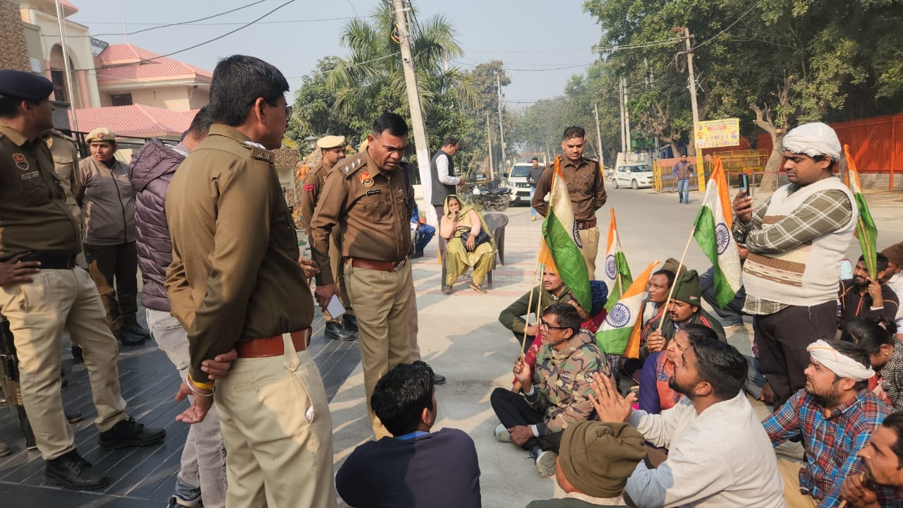 कुरुक्षेत्र। पुलिस के हटाने की कोशिश करने पर सड़क पर लेटे प्रदर्शनकारी। संवाद कुरुक्षेत्र। पुलिस के हटाने की कोशिश करने पर सड़क पर लेटे प्रदर्शनकारी। संवाद