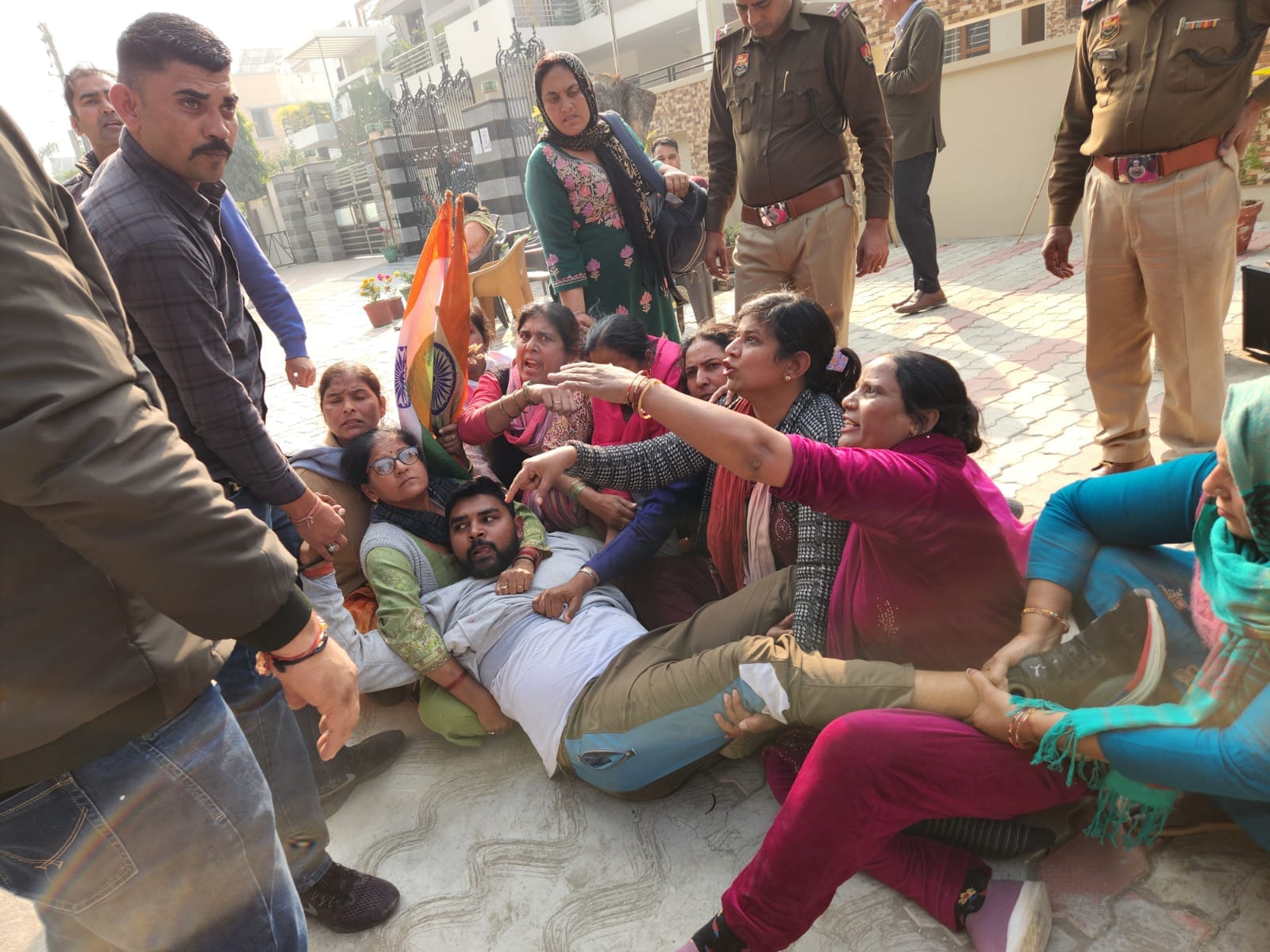 कुरुक्षेत्र। पुलिस के हटाने की कोशिश करने पर सड़क पर लेटे प्रदर्शनकारी। संवाद कुरुक्षेत्र। पुलिस के हटाने की कोशिश करने पर सड़क पर लेटे प्रदर्शनकारी। संवाद