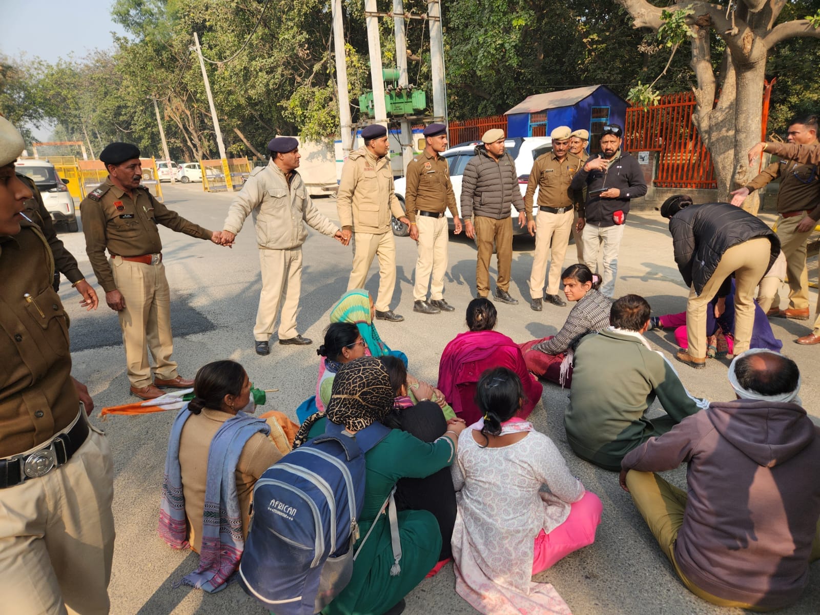 कुरुक्षेत्र। पुलिस के हटाने की कोशिश करने पर सड़क पर लेटे प्रदर्शनकारी। संवाद कुरुक्षेत्र। पुलिस के हटाने की कोशिश करने पर सड़क पर लेटे प्रदर्शनकारी। संवाद