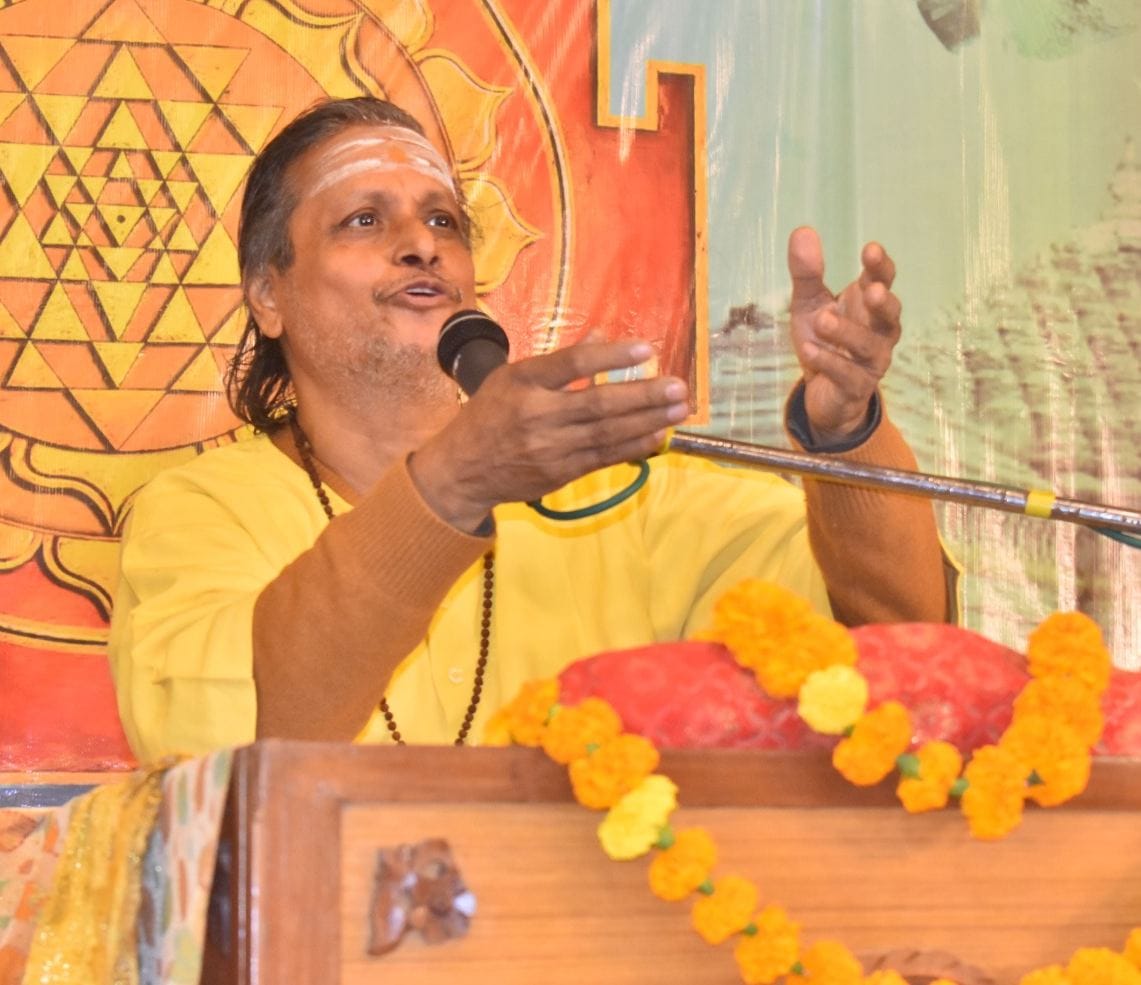 कथा सुनाते राघव ऋषि और मौजूद भक्त। कथा सुनाते राघव ऋषि और मौजूद भक्त।