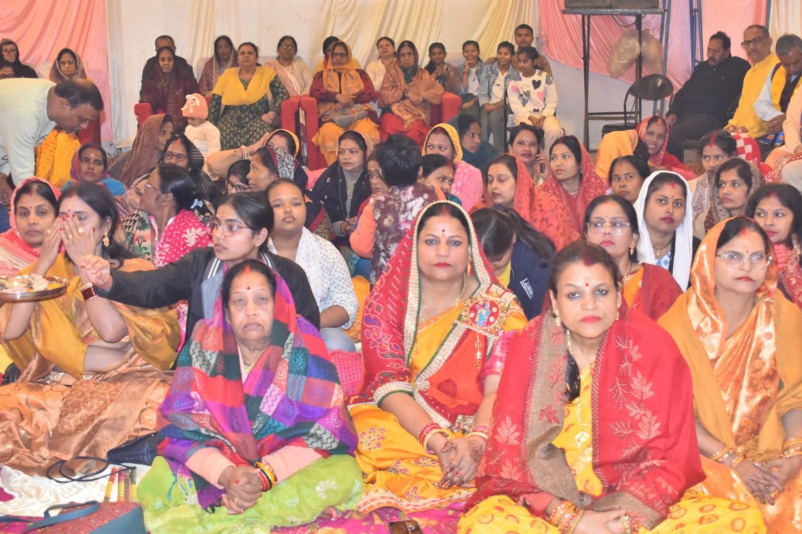 कथा सुनाते राघव ऋषि और मौजूद भक्त। कथा सुनाते राघव ऋषि और मौजूद भक्त।