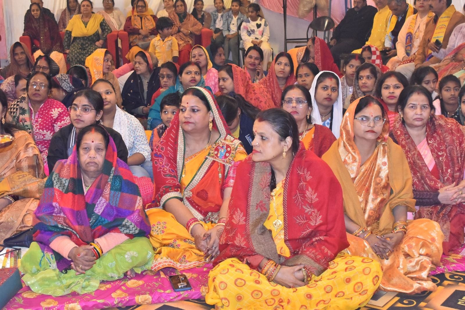 कथा सुनाते राघव ऋषि और मौजूद भक्त। कथा सुनाते राघव ऋषि और मौजूद भक्त।