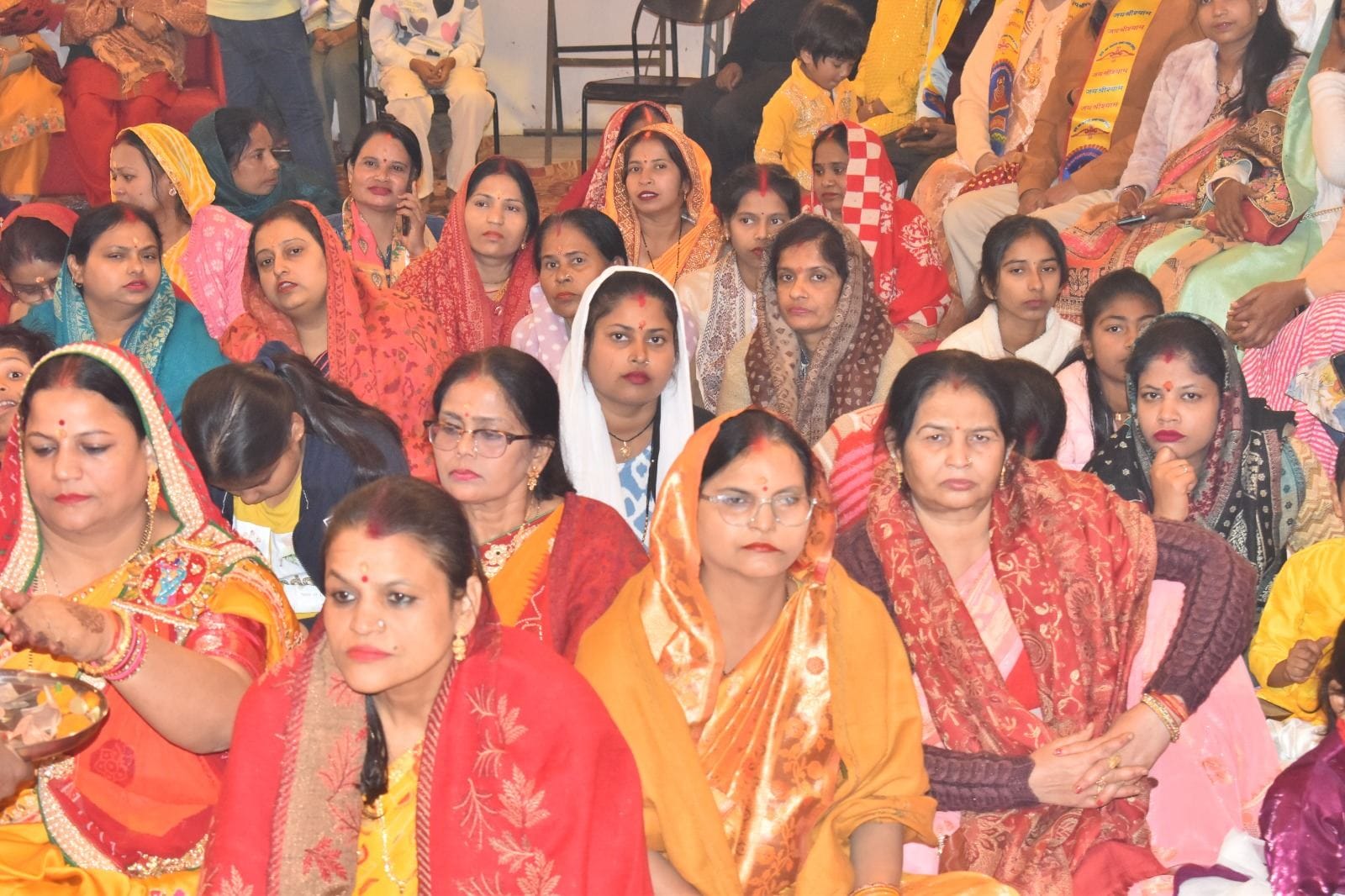 कथा सुनाते राघव ऋषि और मौजूद भक्त। कथा सुनाते राघव ऋषि और मौजूद भक्त।