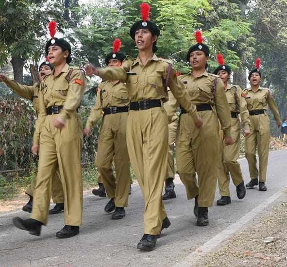 लविवि में प्रशिक्षण प्राप्त करते एनसीसी कैडेट्स। लविवि में प्रशिक्षण प्राप्त करते एनसीसी कैडेट्स।