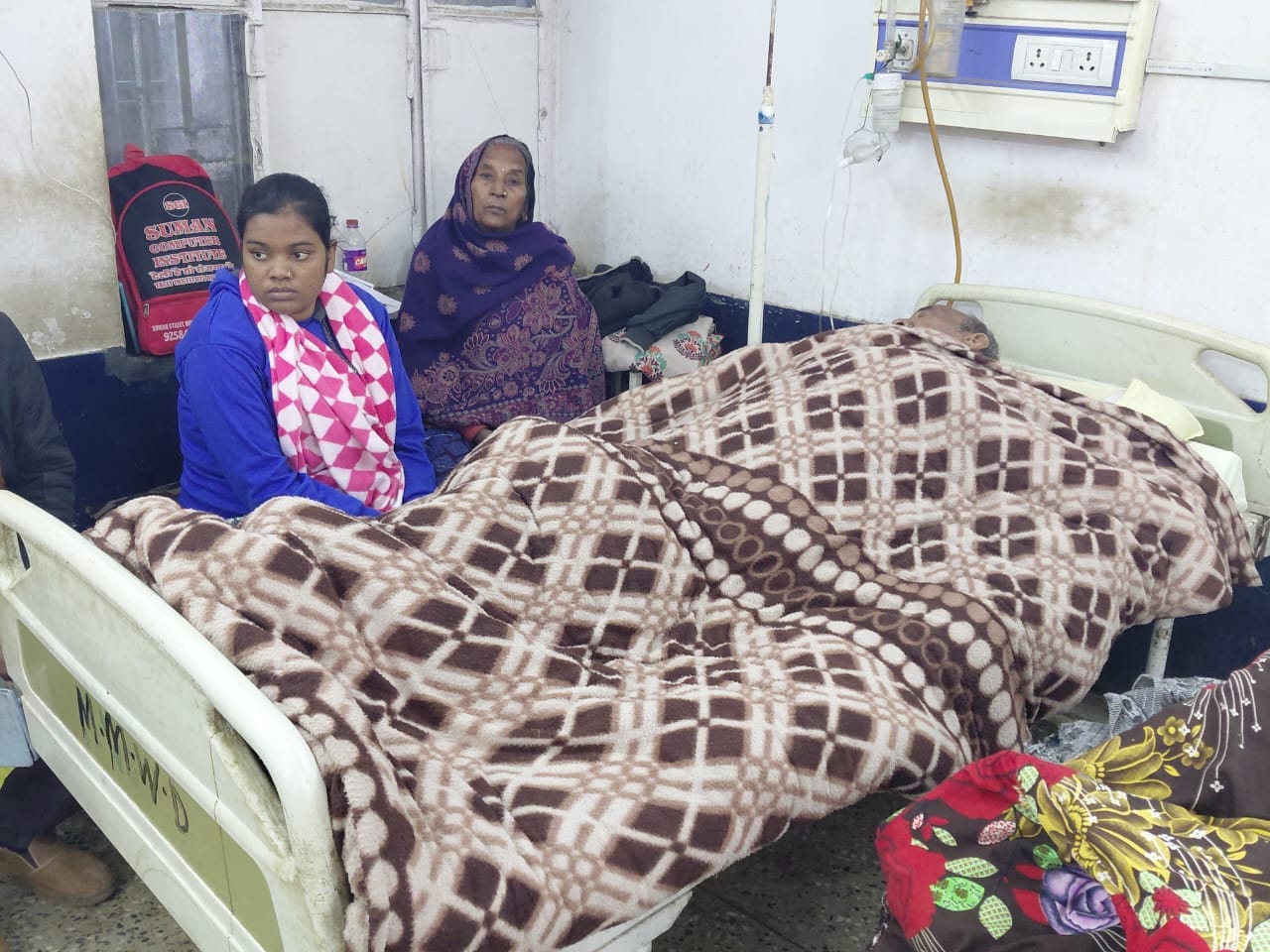 मरीज के सिरहाने लगा जिला अस्पताल का कंबल। संवाद मरीज के सिरहाने लगा जिला अस्पताल का कंबल। संवाद