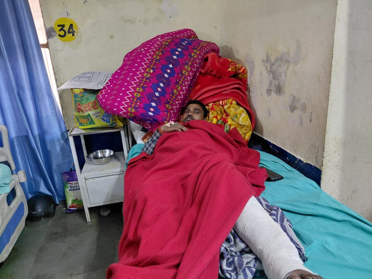 मरीज के सिरहाने लगा जिला अस्पताल का कंबल। संवाद मरीज के सिरहाने लगा जिला अस्पताल का कंबल। संवाद