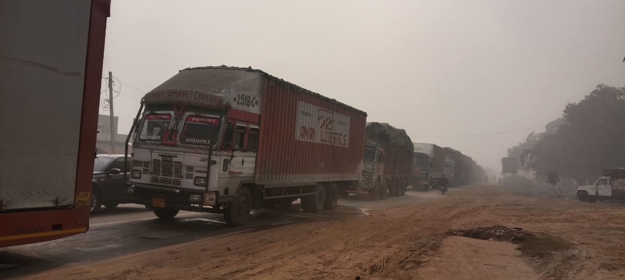 मीरानपुर कटरा में जलालाबाद हाईवे पर खैरपुर चौराहे के पास पलटा ट्रक, सड़क पर पड़ीं धान भरी बोरिय मीरानपुर कटरा में जलालाबाद हाईवे पर खैरपुर चौराहे के पास पलटा ट्रक, सड़क पर पड़ीं धान भरी बोरिय