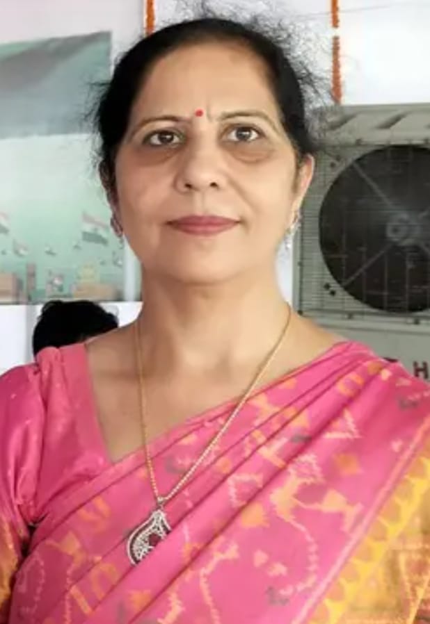 नागरिक अस्पताल में ईलाज के लिए लाइन में लगी महिलाएं। नागरिक अस्पताल में ईलाज के लिए लाइन में लगी महिलाएं।