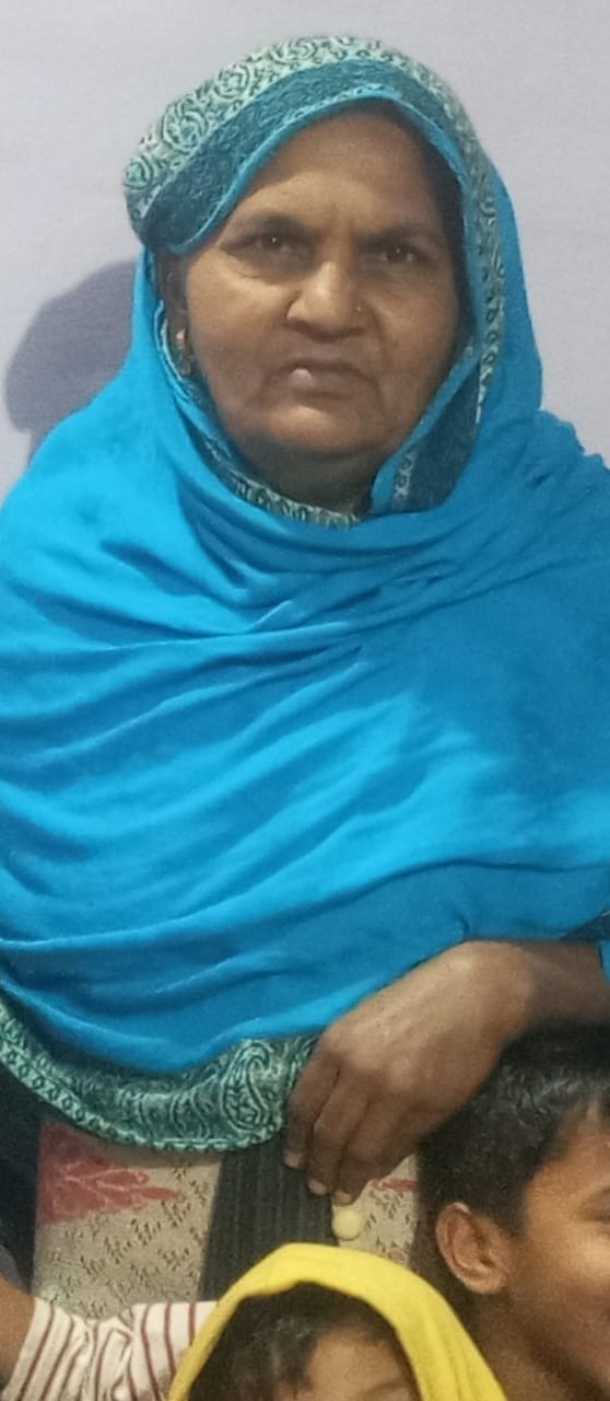 नागरिक अस्पताल में ईलाज के लिए लाइन में लगी महिलाएं। नागरिक अस्पताल में ईलाज के लिए लाइन में लगी महिलाएं।