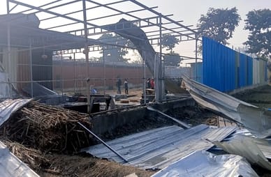 नहटौर के गांव आकू के पास पटाखा फैक्ट्री में विस्फोट के बाद लगी आग को बुझाते फायरकर्मी। संवाद नहटौर के गांव आकू के पास पटाखा फैक्ट्री में विस्फोट के बाद लगी आग को बुझाते फायरकर्मी। संवाद