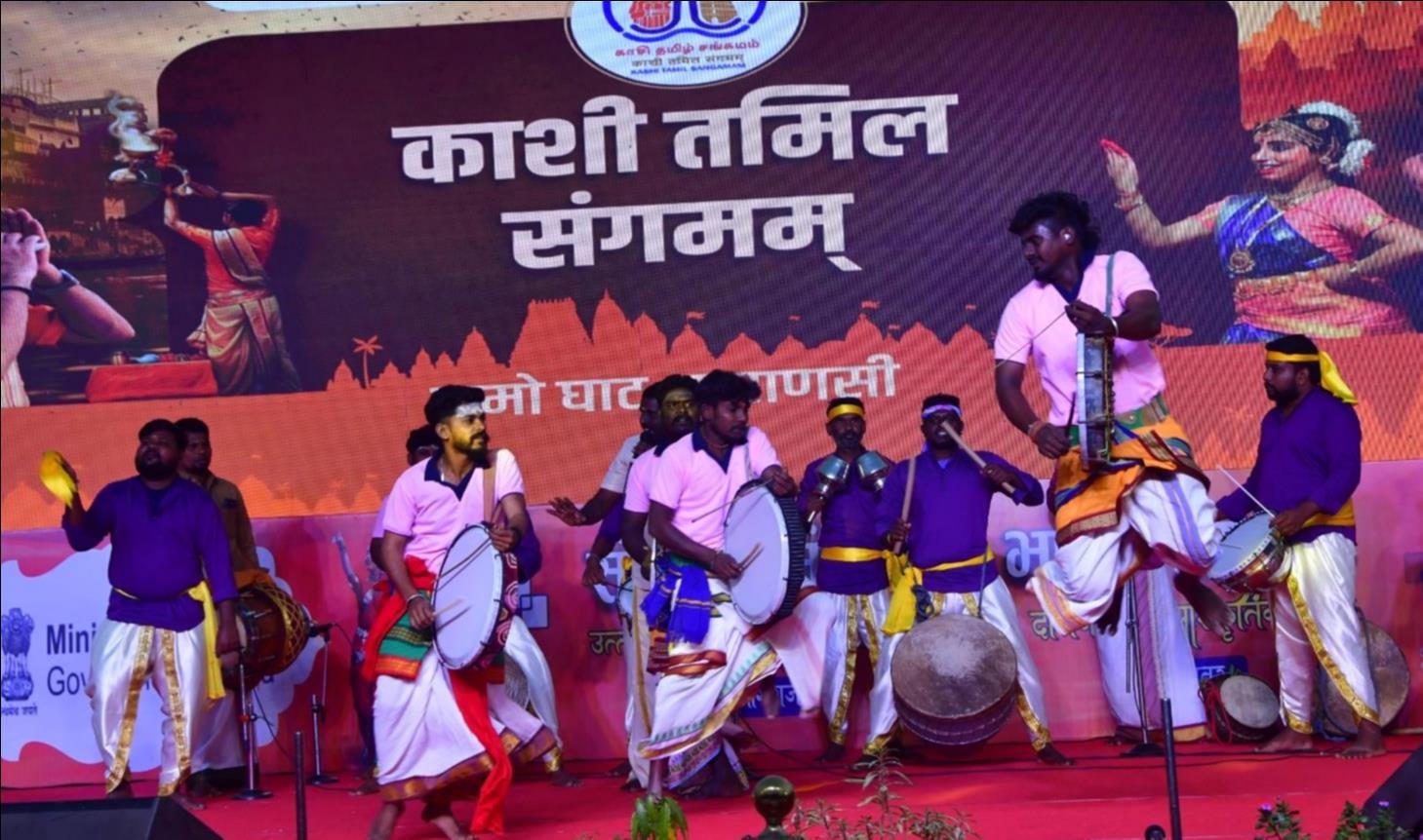 नमो घाट पर काशी तमिल संगमम में  लोक नृत्य की प्रस्तुति  देतीं उत्तर प्रदेश की सांस्कृतिक केंद्र