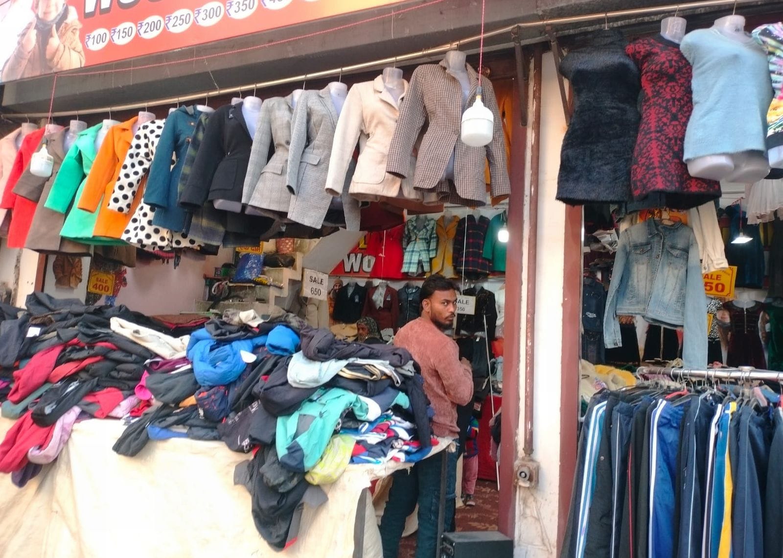 नेपाली बाजार में जैकेट खरीद करते युवा। संवाद नेपाली बाजार में जैकेट खरीद करते युवा। संवाद