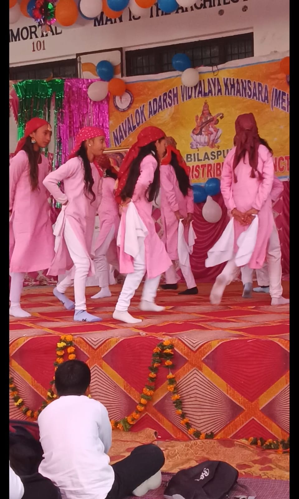 नवलोक आदर्श विद्यालय खनसरा में वार्षिक पारितोषिक वितरण समारोह में मेधावीं छात्राएं पुरूस्कार ले