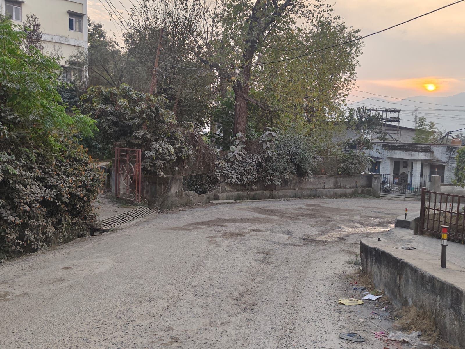 औद्योगिक क्षेत्र बिलासपुर की सड़क पर उखड़ी टारिंग। संवाद औद्योगिक क्षेत्र बिलासपुर की सड़क पर उखड़ी टारिंग। संवाद