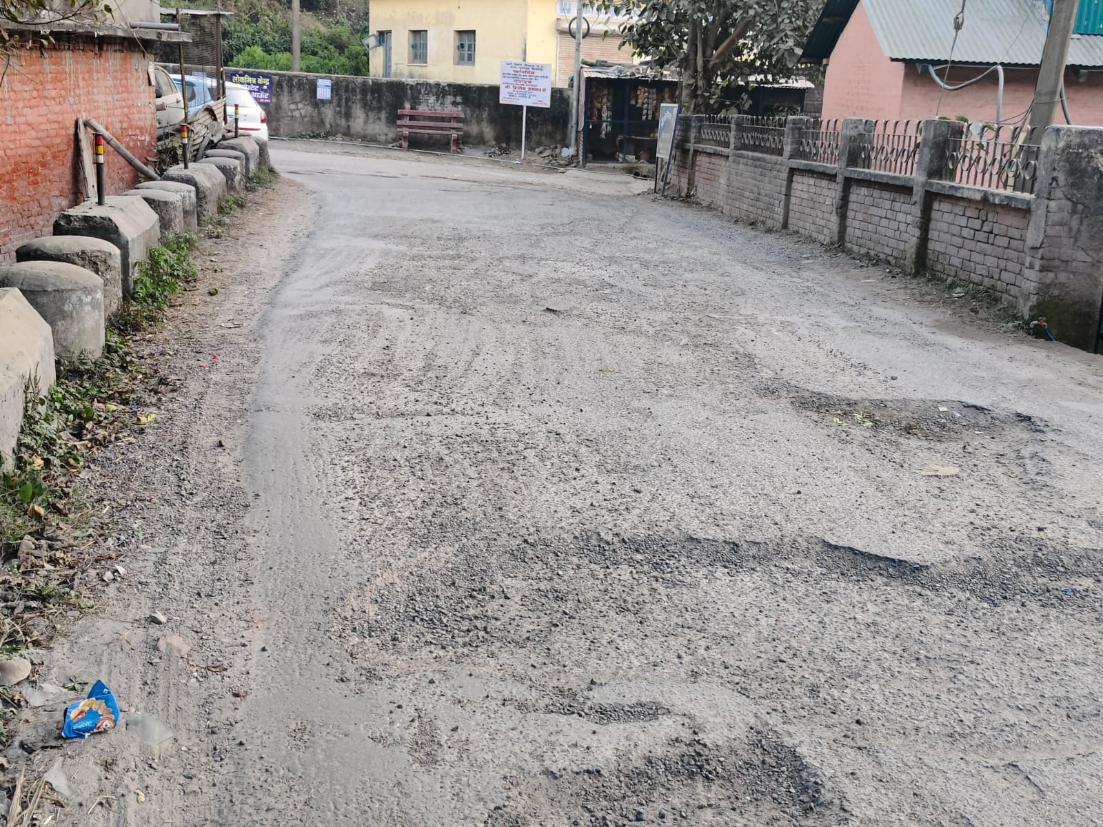 औद्योगिक क्षेत्र बिलासपुर की सड़क पर उखड़ी टारिंग। संवाद औद्योगिक क्षेत्र बिलासपुर की सड़क पर उखड़ी टारिंग। संवाद