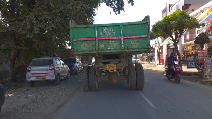 पुलिस ने लगाया है देवल चौड़ चौराहे पर बोर्ड फिर भी धड़ल्ले से दौड़ रहे 15-20 साल पुराने डंपर। अ