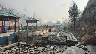 पुलवामा के त्राल में सूखे झरने। संवाद पुलवामा के त्राल में सूखे झरने। संवाद