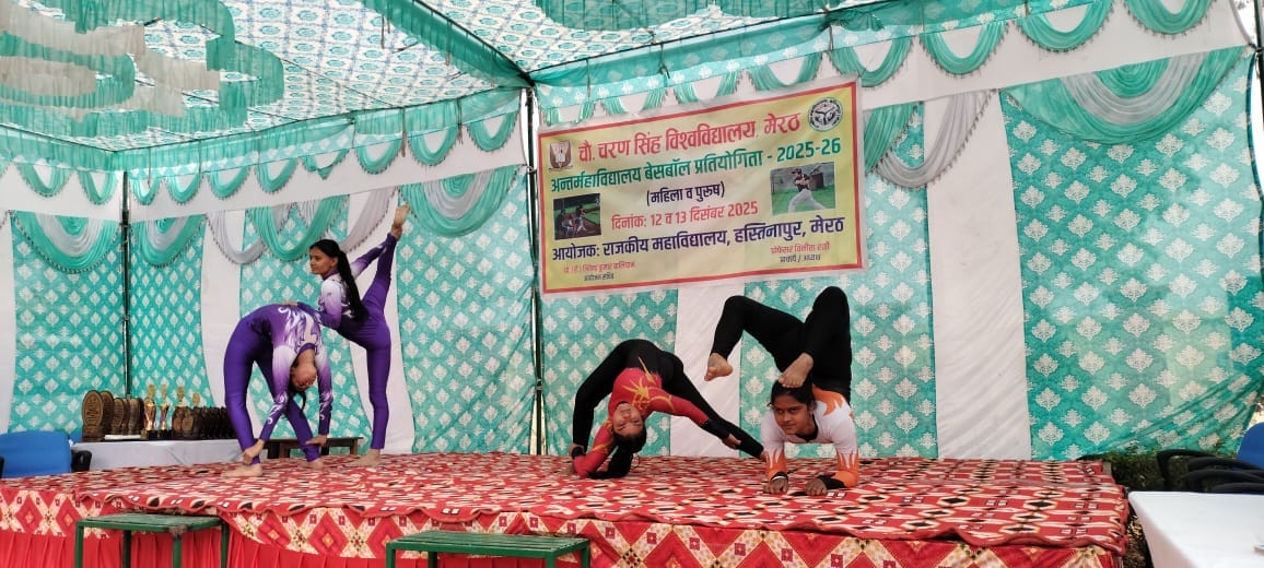 राजकीय महाविद्यालय में बेसबॉल प्रदर्शन करने वाले खिलाड़ी साथ में मौजूद शिक्षक स्रोत संवाद