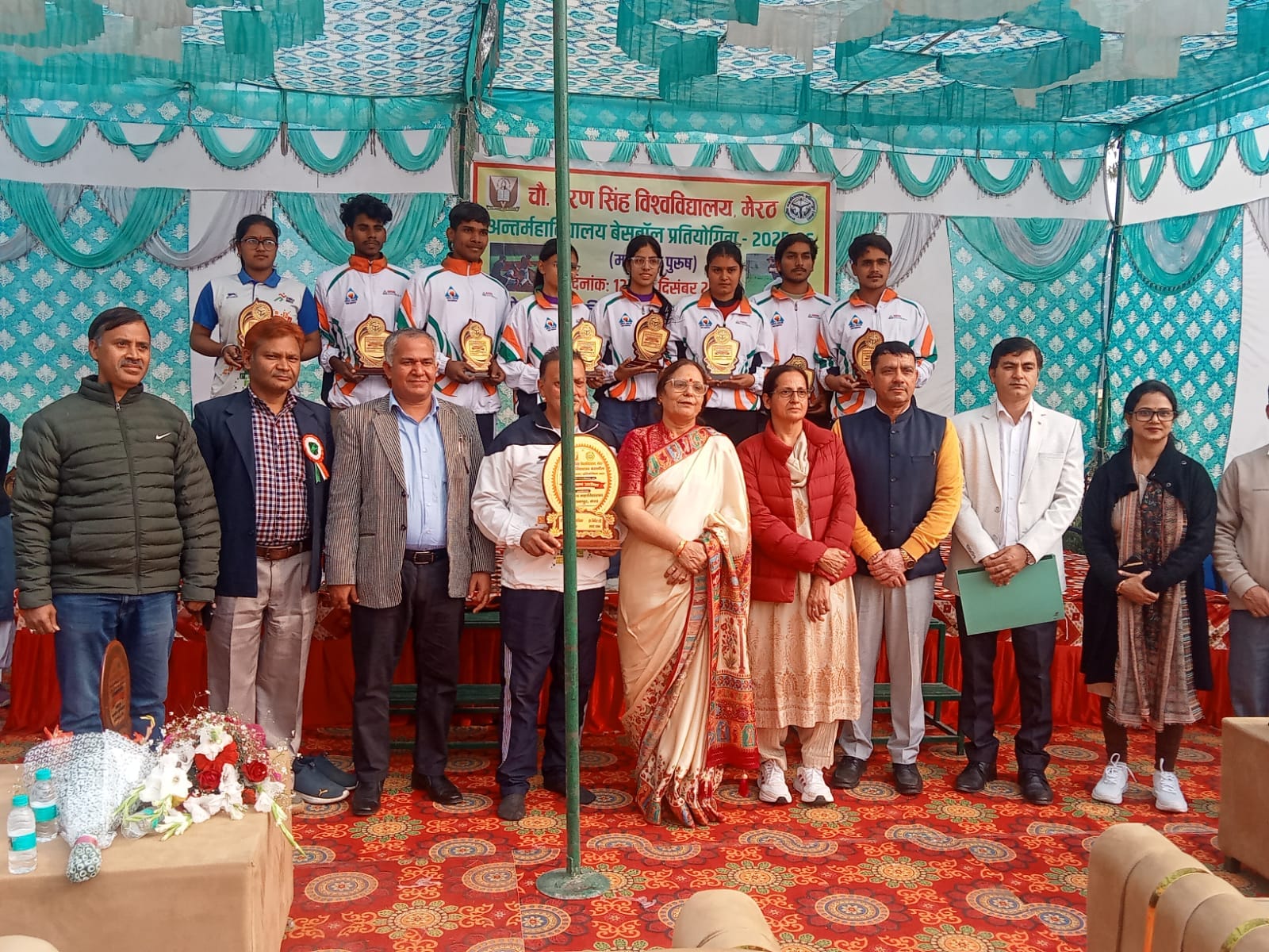 राजकीय महाविद्यालय में बेसबॉल प्रदर्शन करने वाले खिलाड़ी साथ में मौजूद शिक्षक स्रोत संवाद