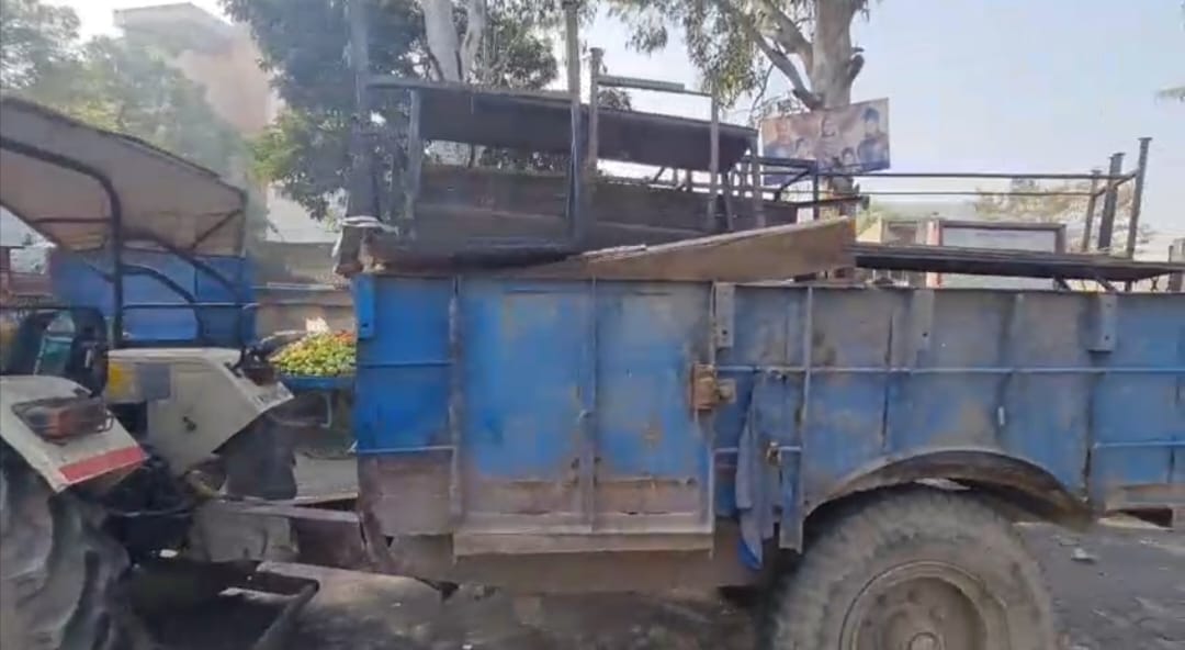 शहर के अग्रसेन चौक से सामान को जब़त करते हुए निगम टीम। सोशल मीडिया