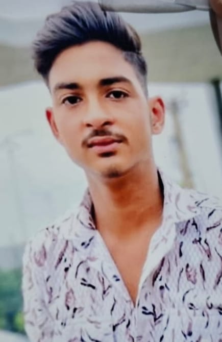 थाने में एकत्रित हुए मृतक के परिजन, मृतक पीयूष का फाइल फोटो थाने में एकत्रित हुए मृतक के परिजन, मृतक पीयूष का फाइल फोटो