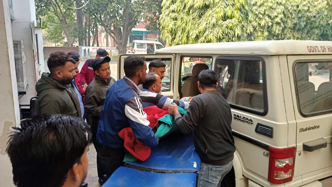 उप नागरिक अस्पताल में पर्ची कटवाने के लिए लगी लोगों की भीड़। संवाद उप नागरिक अस्पताल में पर्ची कटवाने के लिए लगी लोगों की भीड़। संवाद