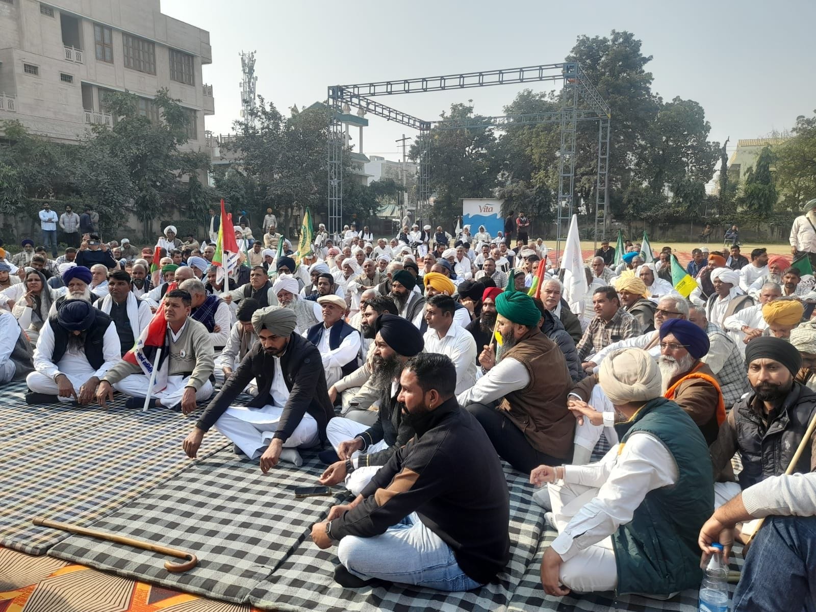12जेएनडी10 : लघु सचिवालय में एसडीएम सत्यवान मान काे ज्ञापन सौंपते हुए संगठन सदस्य। संवाद