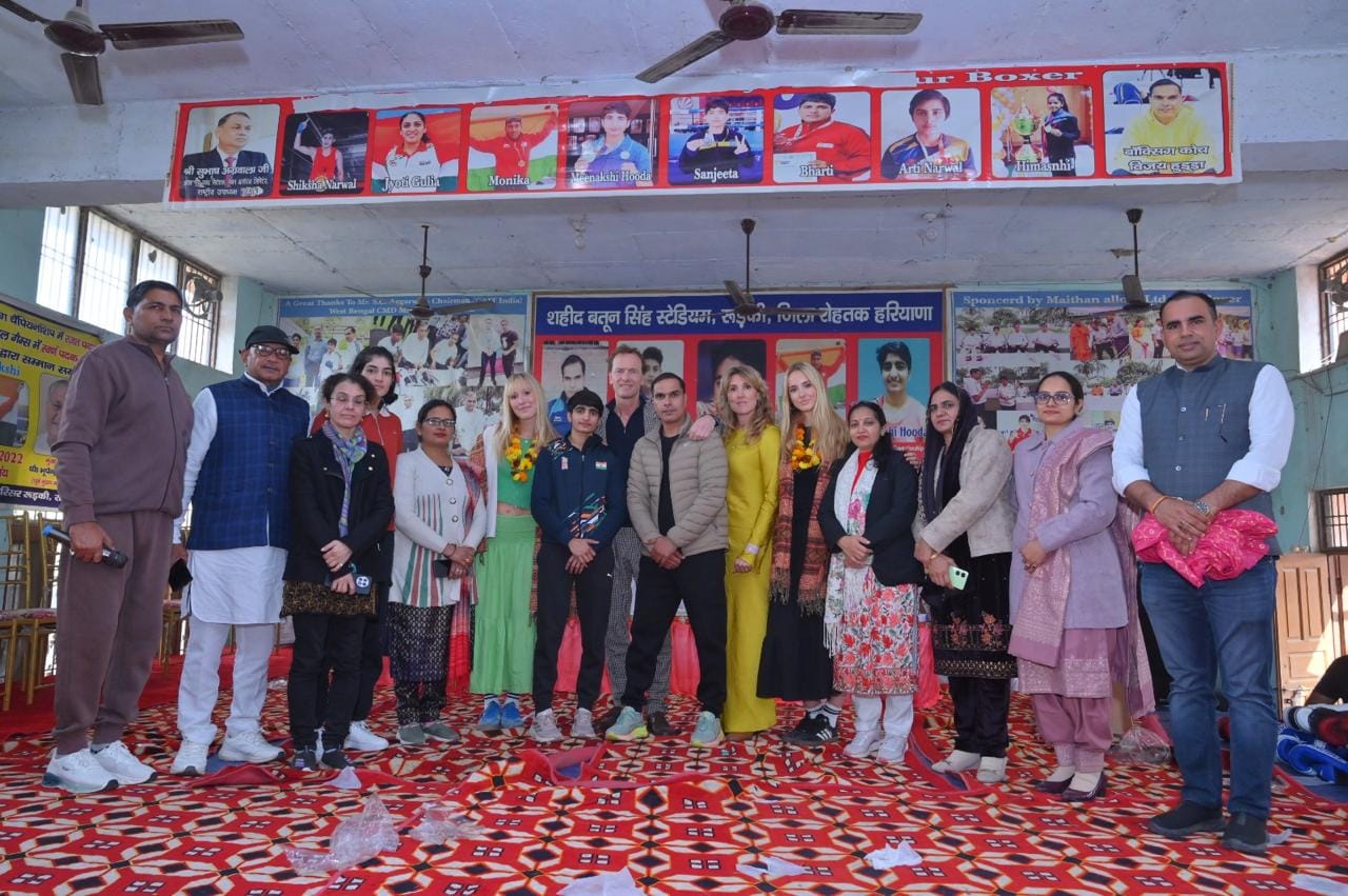 35 रुड़की गांव में वर्ल्ड बॉक्सिंग संघ के अध्यक्ष बोरिस वेन का तिलक लगाकर स्वागत करती अंतरराष्ट 35 रुड़की गांव में वर्ल्ड बॉक्सिंग संघ के अध्यक्ष बोरिस वेन का तिलक लगाकर स्वागत करती अंतरराष्ट