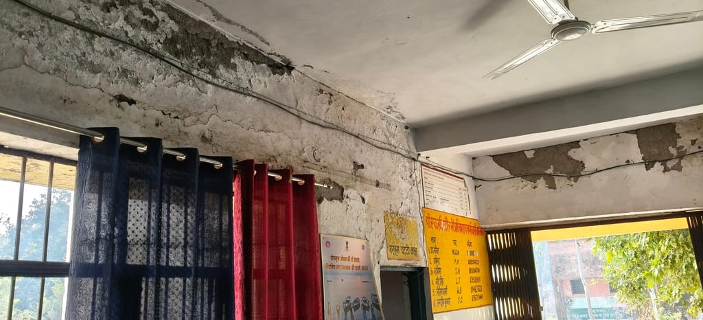 अभियान की खबर से संबंधित फोटो। रटौल स्थित जर्जर हालत में प्राथमिक स्वास्थ्य केंद्र के कक्ष म अभियान की खबर से संबंधित फोटो। रटौल स्थित जर्जर हालत में प्राथमिक स्वास्थ्य केंद्र के कक्ष म