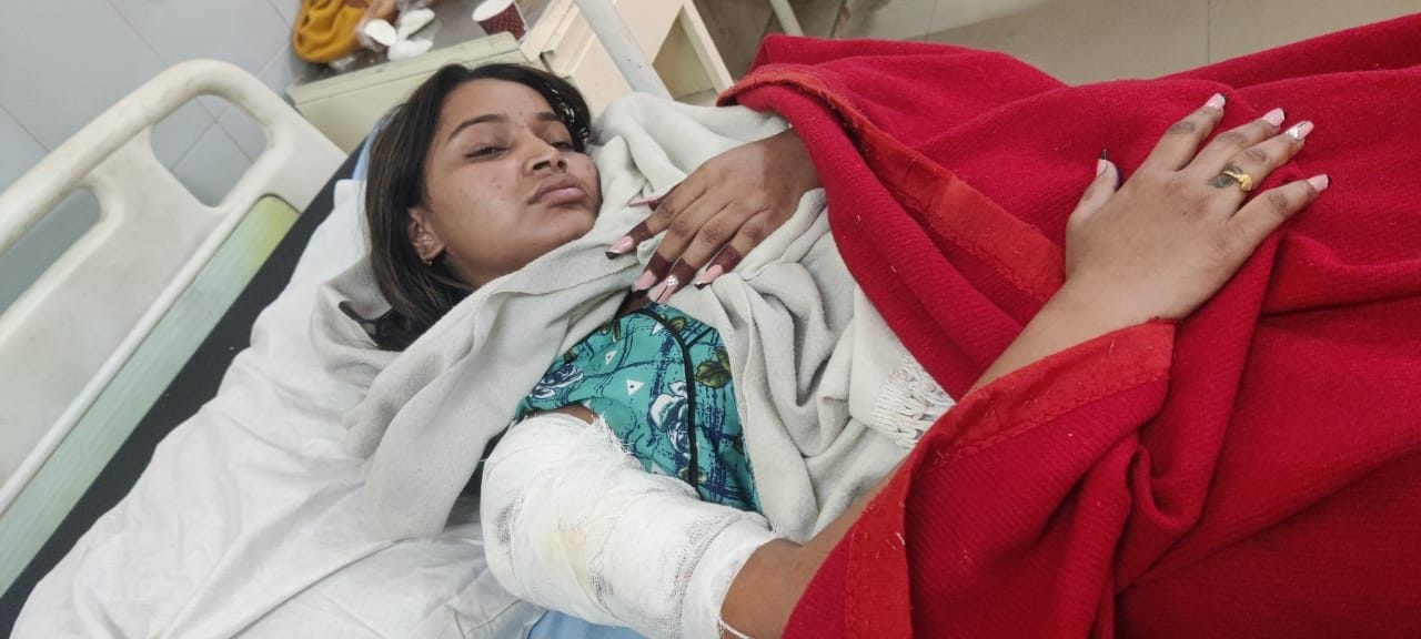 आरोपी आकाश व अस्पताल में भर्ती पीड़िता। आरोपी आकाश व अस्पताल में भर्ती पीड़िता।