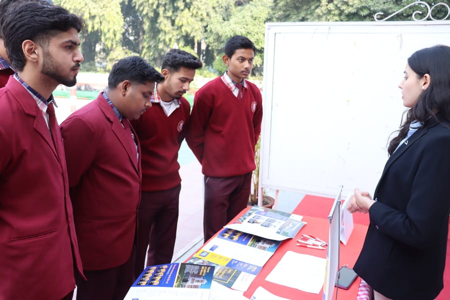 अंबाला छावनी के द एसडी विद्या स्कूल में आयोजित कार्यक्रम में मौजूद विशेषज्ञ व छात्र। प्रवक्ता अंबाला छावनी के द एसडी विद्या स्कूल में आयोजित कार्यक्रम में मौजूद विशेषज्ञ व छात्र। प्रवक्ता