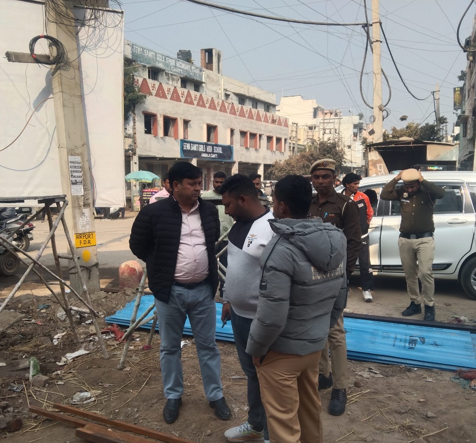 अंबाला छावनी में सेवा समिति चौक पर खोखे के लिए रखे सामान को हटवाते नप अधिकारी। संवाद अंबाला छावनी में सेवा समिति चौक पर खोखे के लिए रखे सामान को हटवाते नप अधिकारी। संवाद