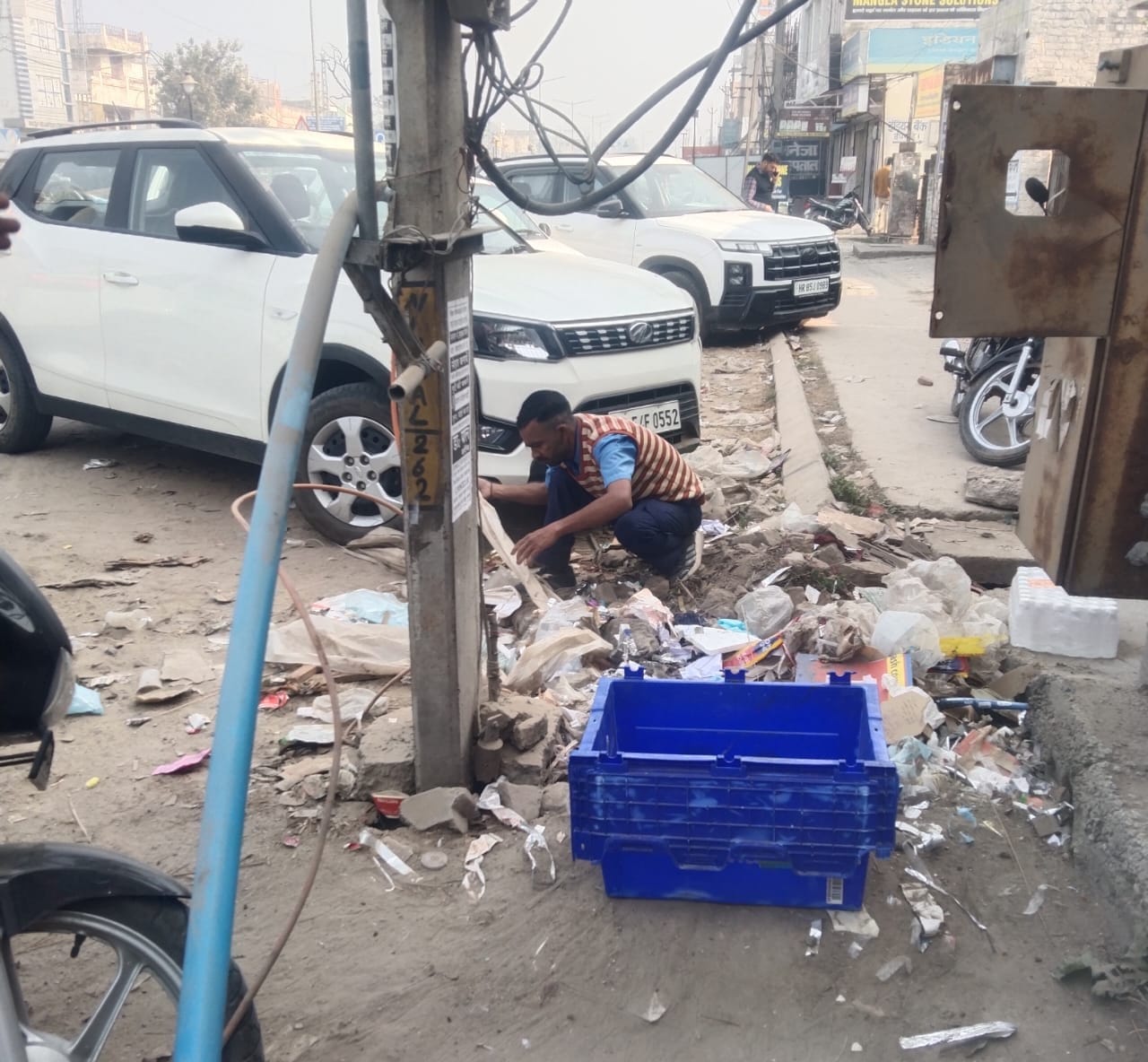 अंबाला छावनी में सेवा समिति चौक पर खोखे के लिए रखे सामान को हटवाते नप अधिकारी। संवाद अंबाला छावनी में सेवा समिति चौक पर खोखे के लिए रखे सामान को हटवाते नप अधिकारी। संवाद