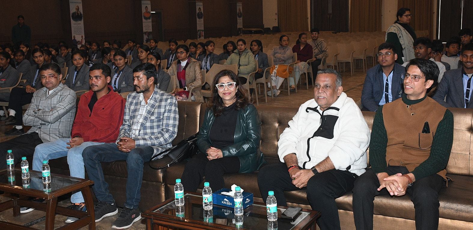 अमेरिका के वॉशिंगटन राज्य की रेडमंड सिटी काउंसिल की सदस्य बनी लखनऊ की बेटी मेनका सोनी का देवा र