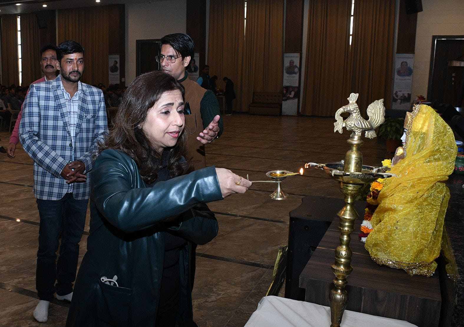 अमेरिका के वॉशिंगटन राज्य की रेडमंड सिटी काउंसिल की सदस्य बनी लखनऊ की बेटी मेनका सोनी का देवा र