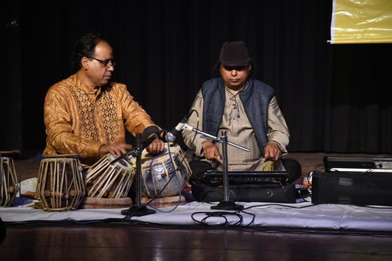अयोध्या धाम की यात्रा के िलए बस में सवार श्रद्धालु। स्रोत ः आयोजक अयोध्या धाम की यात्रा के िलए बस में सवार श्रद्धालु। स्रोत ः आयोजक