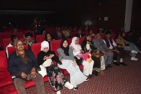 अयोध्या धाम की यात्रा के िलए बस में सवार श्रद्धालु। स्रोत ः आयोजक अयोध्या धाम की यात्रा के िलए बस में सवार श्रद्धालु। स्रोत ः आयोजक