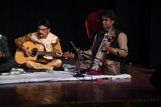 अयोध्या धाम की यात्रा के िलए बस में सवार श्रद्धालु। स्रोत ः आयोजक अयोध्या धाम की यात्रा के िलए बस में सवार श्रद्धालु। स्रोत ः आयोजक