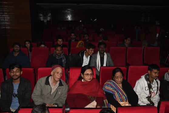 अयोध्या धाम की यात्रा के िलए बस में सवार श्रद्धालु। स्रोत ः आयोजक अयोध्या धाम की यात्रा के िलए बस में सवार श्रद्धालु। स्रोत ः आयोजक