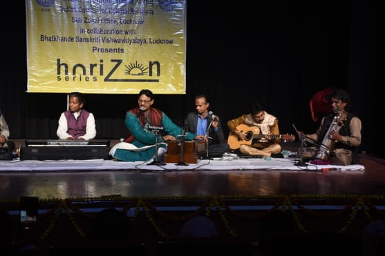 अयोध्या धाम की यात्रा के िलए बस में सवार श्रद्धालु। स्रोत ः आयोजक अयोध्या धाम की यात्रा के िलए बस में सवार श्रद्धालु। स्रोत ः आयोजक
