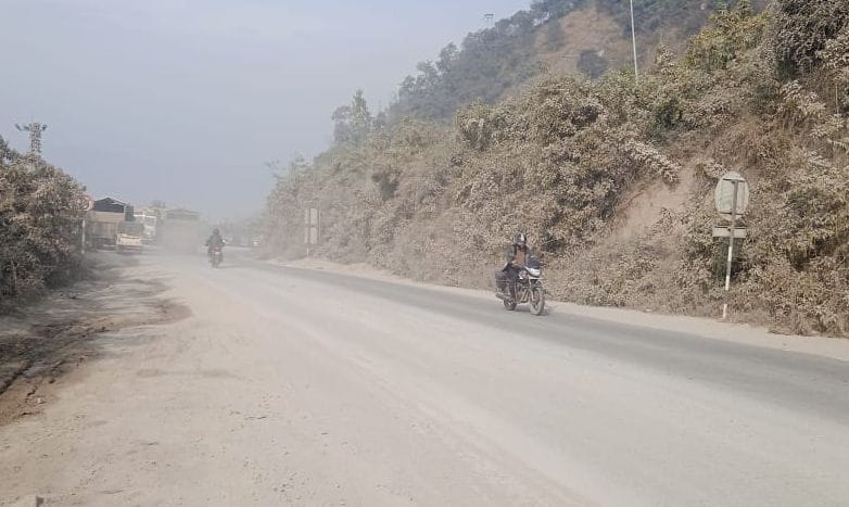 ब्रह्मपुखर चौक पर सड़क निमार्ण कार्य से जमा हुआ कीचड़। संवाद