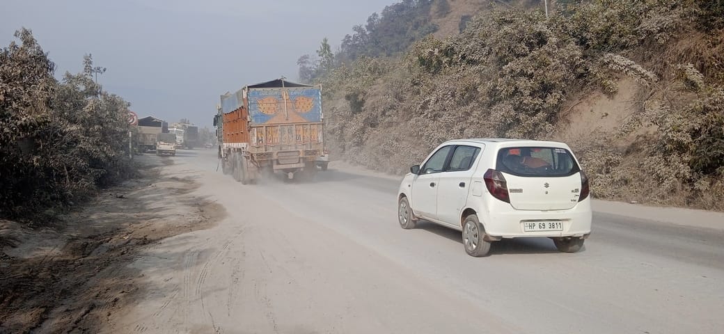 ब्रह्मपुखर चौक पर सड़क निमार्ण कार्य से जमा हुआ कीचड़। संवाद