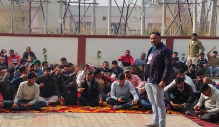 बराड़ा में ऑनलाइन तबादला योजना के विरोध में प्रदर्शन करते बिजली कर्मचारी। संवाद
