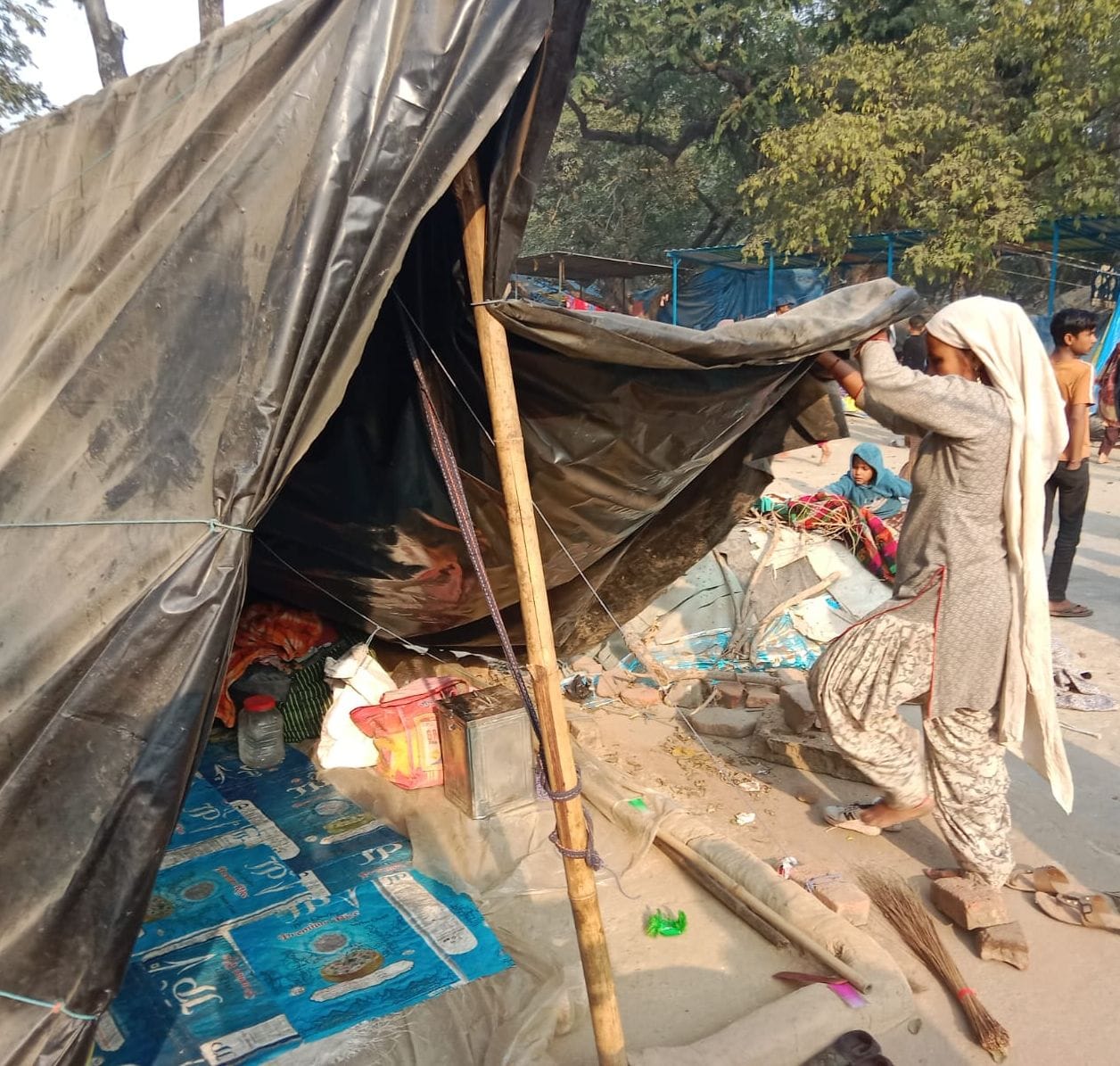 बड़े सरकार पर दुकानदारों के कागज चेक करते पुलिस कर्मी। संवाद