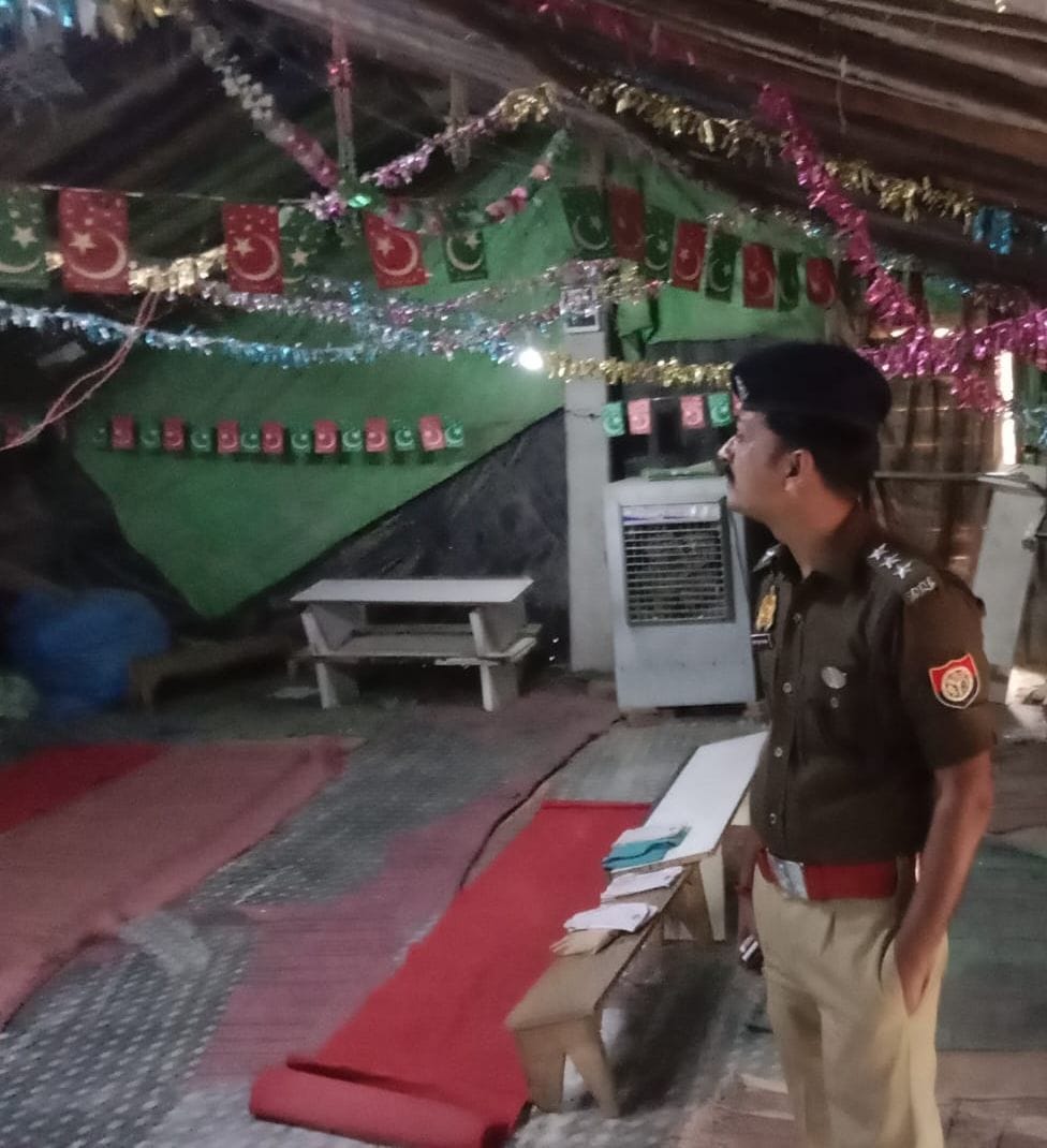 बड़े सरकार पर दुकानदारों के कागज चेक करते पुलिस कर्मी। संवाद